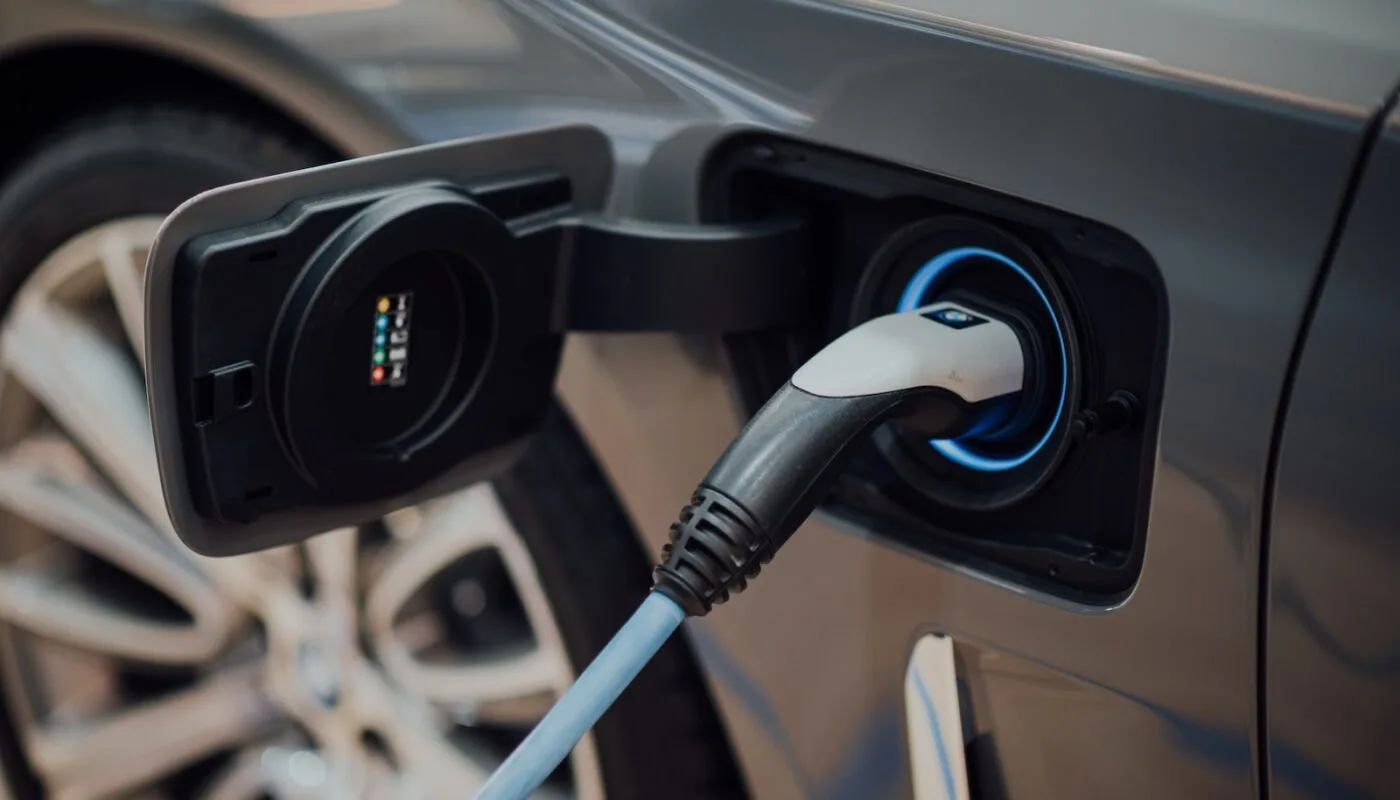 Voiture électrique en charge